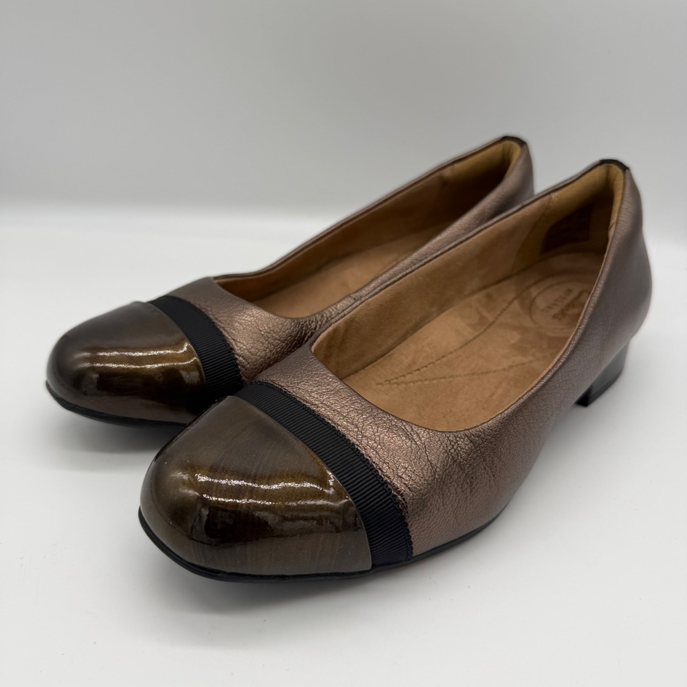 Clarks Artisan Keesha Rosa Gold Metallic Leather Cap Toe Pumps 8M Low Heel